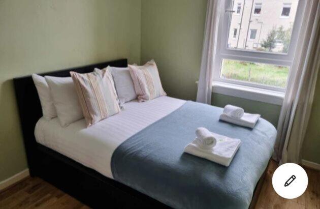 Pass The Keys Cozy Two Bed Flat Near Glasgow Airport & Paisley Eksteriør billede