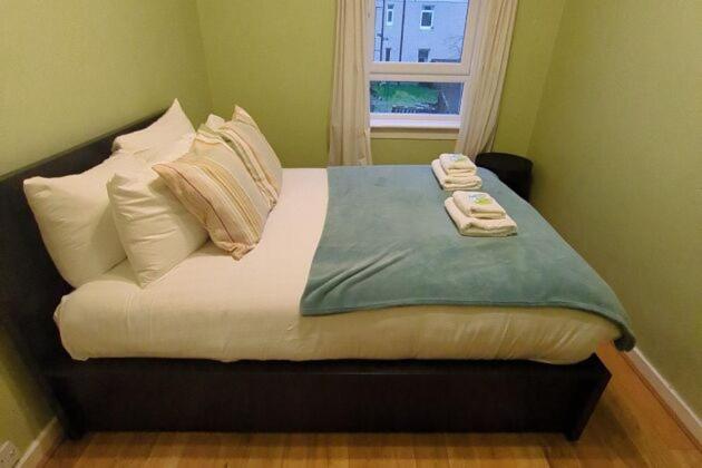 Pass The Keys Cozy Two Bed Flat Near Glasgow Airport & Paisley Eksteriør billede